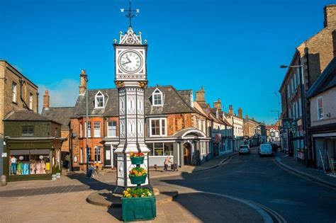 Downham Market: Police called to town council meeting over row - BBC News