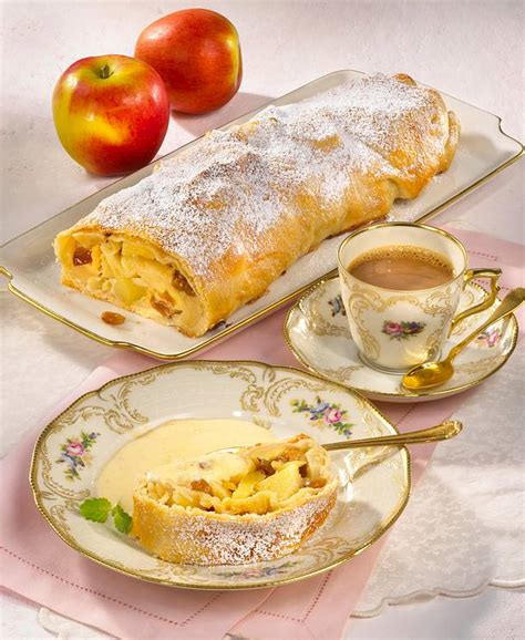 Apfelstrudel mit Vanillesoße Rezept | LECKER