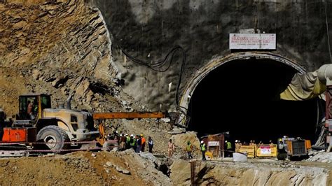 Uttarakhand tunnel collapse: Rescuers to drill from top - BBC News