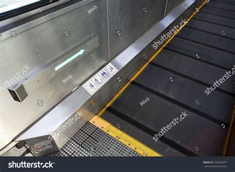 Signs On Escalator Warning Signs Escalator Stock Photo 725423671 ...