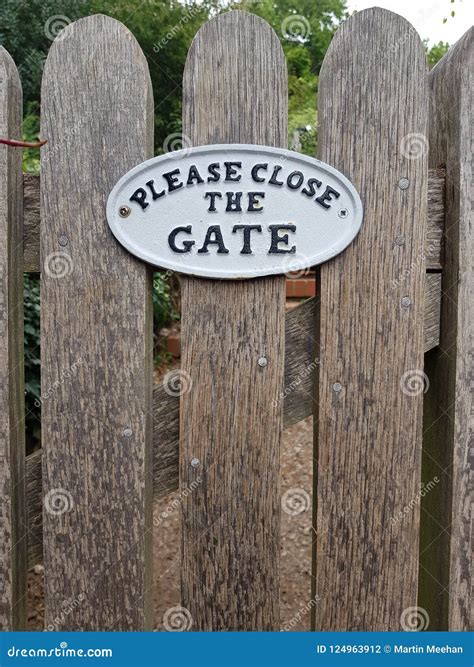 Please Close the Gate Sign. Stock Photo - Image of please, gate: 124963912