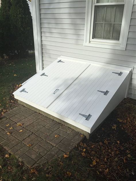 the bottom half of a house being built with white boards and screws on it