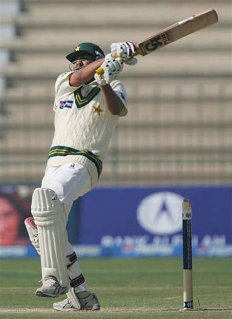 Inzamam-ul-Haq pulls for four | ESPNcricinfo.com