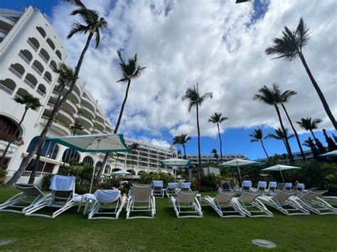 I Bought a $50 Day Pass to a 5-Star Resort in Hawaii, Mostly Worth It ...