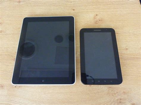 Samsung Galaxy Tab vs Apple iPad size-comparison photos - CNET