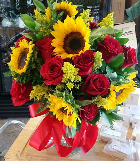 Red roses and sunflowers in a square vase | Birthday flowers bouquet ...