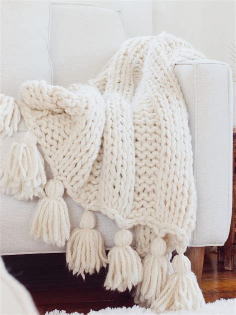 FREE chunky knit blanket pattern. Knit a blanket in a weekend! Easy beginner pattern! | Chunky ...