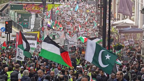 Police investigating Tube driver leading passengers in pro-Palestine chant | UK News | Sky News