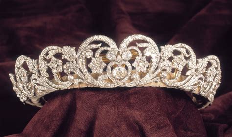 Pin by claudia garcia moura on Jewelry | Royal jewels, Royal tiaras ...