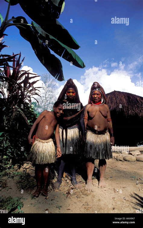 Huli women Tari Papua New Guinea Stock Photo - Alamy