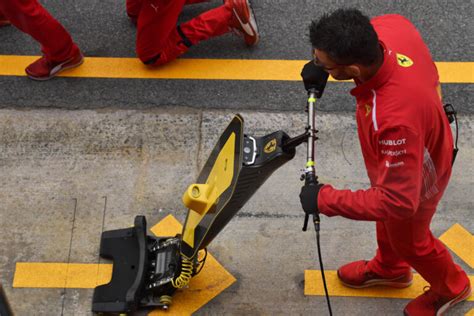 F1 pit crew: what each member does during a Formula 1 pit stop