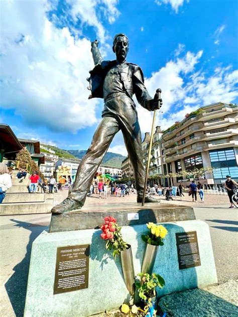 Freddie Mercury Statue Montreux - Tribute to the Queen Front Man - Travel Style Fun