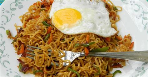 Mee goreng (Indonesian: mie goreng or mi goreng; Malay: mee goreng or ...