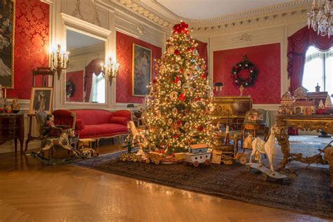 Inside the Incredible Process of Decorating Newport's Gilded Age Mansions for Christmas ...