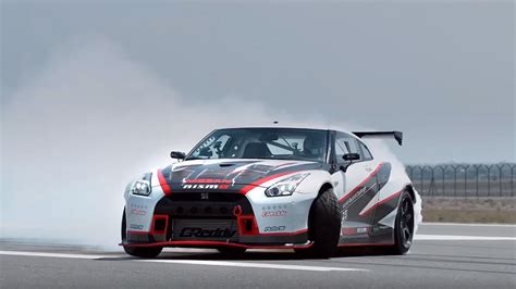 Nissan GT-R Drifts at 305 Km/h, Breaks World Record