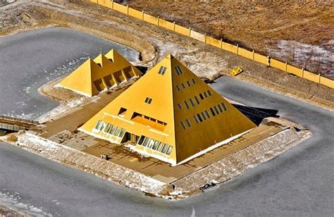 A Man Built A Gold Pyramid In Illinois & Found Remarkable Energy | Pyramid house, Pyramids ...