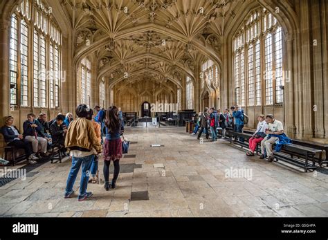 Oxford, UK - August 14, 2015: Interior of Bodleian Library with tourists Stock Photo - Alamy