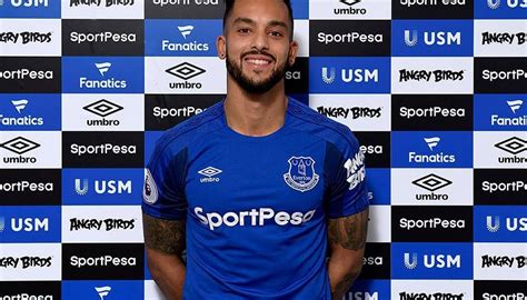 Everton sign Walcott from Arsenal