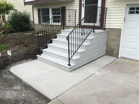 Photo Gallery - Precast Concrete Steps and Iron/Vinyl Railing