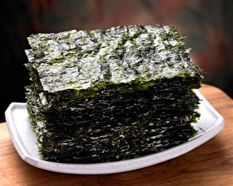 Why You Should Eat Roasted Seaweed (Also Known as Nori)