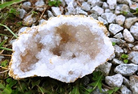 Geode Rocks Gallery | Largest Selection of Rare Minerals Geode Decor