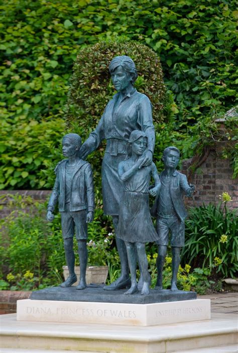 See photos of the new Princess Diana statue at Kensington Palace