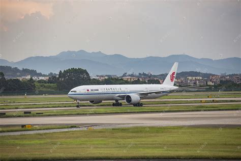 跑道飞机摄影图高清摄影大图-千库网