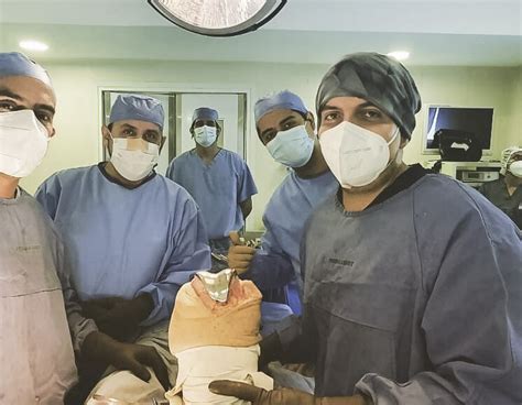 Knee Replacement Surgery - Dr. Héctor González