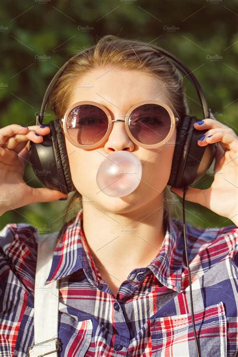 Girl listening to music. Chews cud | Girl with headphones, Hipster girls, Photography ...