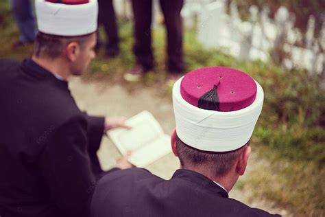 Imam Reads The Holy Quran At An Islamic Funeral Photo Background And Picture For Free Download ...