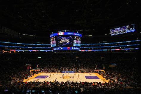 An overall view of the arena during the second quarter between the Los ...