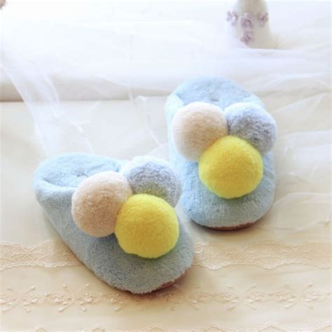 Pom Pom Slippers - ApolloBox