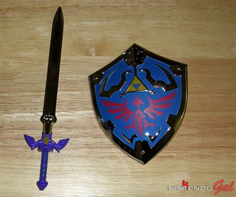 Mini Hylian Shield & Master Sword replicas - Wonderland