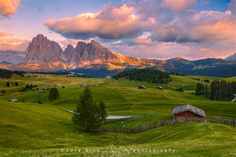 Alpe di Siusi al tramonto - Sullo sfondo Sassolungo e Sassopiatto