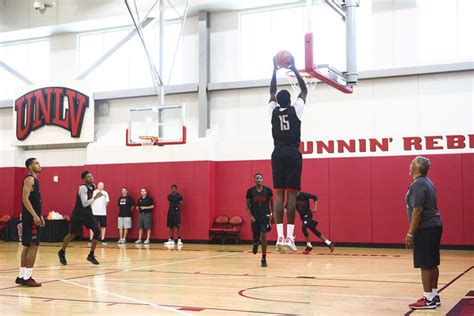 UNLV basketball creates game-like atmosphere at practice | UNLV ...