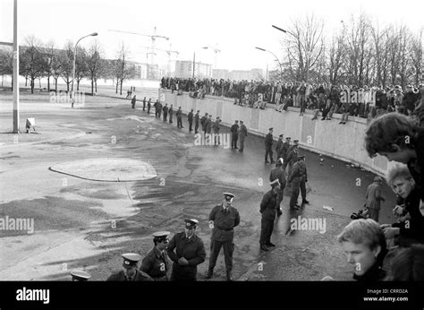 Fall of the Wall in 1989, the Brandenburg Gate Stock Photo - Alamy