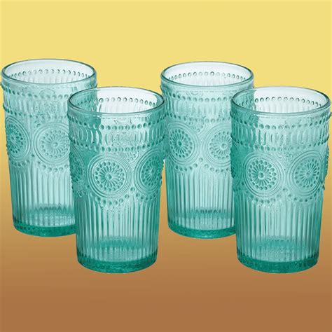 10 Gorgeous Vintage Drinking Glasses We Love