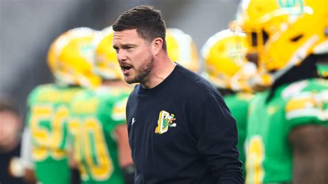 Oregon breathes sigh of relief with HC Dan Lanning remaining | Yardbarker