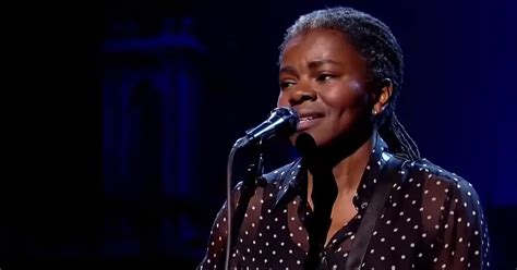 Legendary Tracy Chapman Paralyzes the Crowd With Awe as She Sings ...