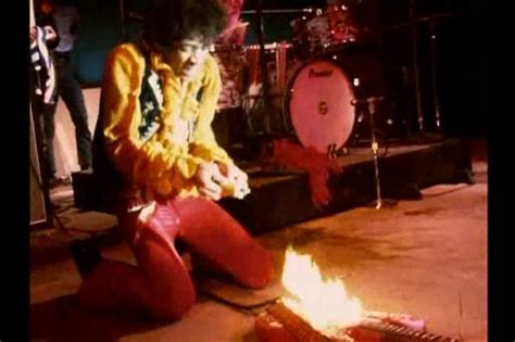 Jimi Hendrix setting his guitar on fire | Jimi hendrix, Monterey pop ...