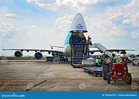 Boeing 747 Cargo Loading Via the Nose Door. Editorial Photo - Image of airliner, runway: 183464101