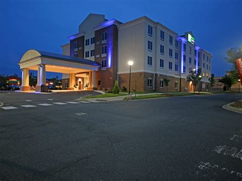 Hotels in Charlotte, NC | Holiday Inn Express & Suites Charlotte North