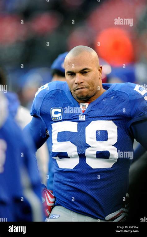 New York Giants linebacker Antonio Pierce on the sidelines during an ...