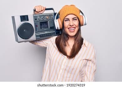 2,166 Woman Listening Vintage Radio Images, Stock Photos & Vectors ...