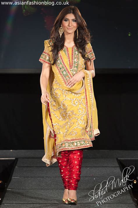 Dwi Mani Dress: Pakistan Fashion Extravaganza 2011 - First look at the ...