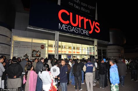 Thousands of bargain hunters queue overnight outside new Currys store to get hands on half-price ...