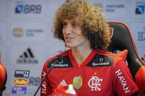 David Luiz treina bem e deve estrear pelo Flamengo contra Barcelona de ...