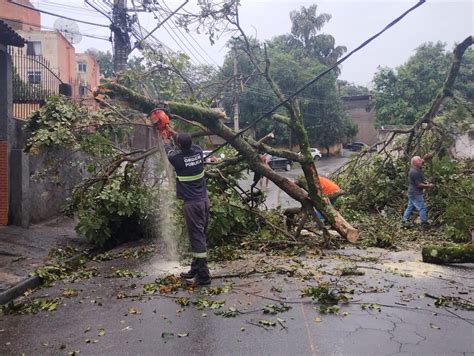 Equipes da Prefeitura de Volta Redonda estão nas ruas por causa da chuva - Jornal Folha do Aço ...