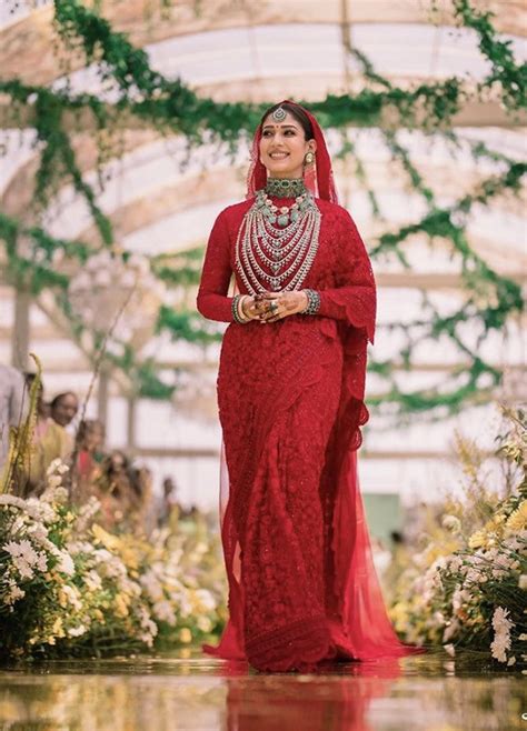 Nayanthara-Vignesh Shivan wedding: Bride looks opulent in vermillion red custom saree with ...