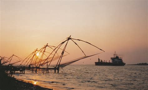 File:Carrelets à Cochin (Kerala).jpg - Wikimedia Commons